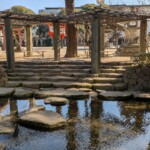 Très beau complexe de temple mais je suis surtout là pour le cours d'eau