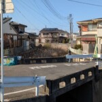 Rivière tarie et desséchée, végétation qui prospère