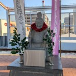 Statue rigolarde sur le quai de la gare de Saga