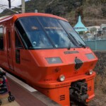 Certains trains qui desservent le parc ont un look orange pétant très iconique