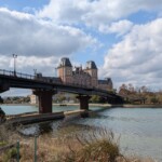 On se prépare à franchir le pont...