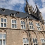 L'arrière de l'église/cathédrale offre des fenêtres... absolument pas typiques d'une église/cathédrale, haha