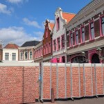 Zone en travaux habilement déguisé par un faux mur