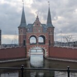 On peut voir un visage dans ce portail