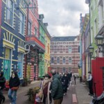 Tout en couleur - dans ces bâtiments pas mal d'attractions d'arts numériques, très teamlab dans l'esprit