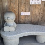 Anpanman seul sur son banc