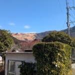 Quand je suis arrivé en train pas mal de montagnes étaient jaunies et j'ai cru genre 3s que c'était des dunes de sable vraiment immenses