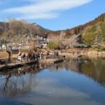 Touriste prenant en photo les touristes qui prennent le lac en photo