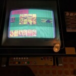 Vieux jeu de sexy Hanafuda dans un coin de bar