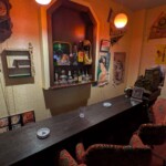 Vieux bar... Il en a entendu des choses ah ça oui...