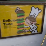 J'aime bien cette affiche, elle a l'air contente à l'idée de s'éclater la machoire