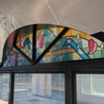 Vitraux sur une entrée d'espace souterrain à Oita