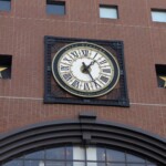 L'horloge de la gare d'Oita: deux étoiles
