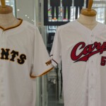 Des maillots de baseball, enfin je reconnais juste celui des Carps