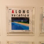 Au second étage du bâtiment, des albums "estivaux" - et donc le fameux V.A.C.A.T.I.O.N.