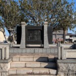 Monument sur le chemin entre deux enfers