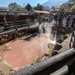 La petite source rouge était boudée parce que à côté de la grosse source toute bleue