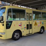 Bus scolaire et son nounours à tambour