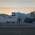 J'aime bien comment d'un côté tu as la mer et de l'autre, immédiatement, des reliefs imposants