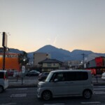 Un peu de fumée du haut d'une des montagnes