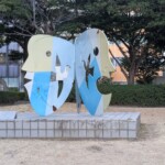 Sculpture mystérieuse sur une des plages