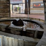 Je crois qu'on peut tremper ses mains dedans mais j'ai pas osé essayer