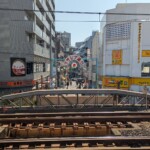 Entrée de rue commerçante, avec petit nom et petit logo