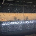 Luxe, derrière une vitrine mouillée...