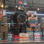 Très vieux jouets robots, c'est une habile ref à Paprika