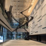 Le hall très... épuré... du Toda Hall & Conference