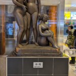 Statue au milieu de la Tokyo Station