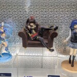 Posée dans le canapé