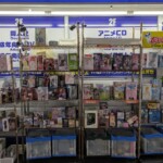 Figurines soldées qui traînent dehors... sous la neige et le froid...