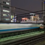 Train filant dans la nuit