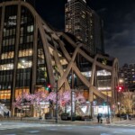 Bâtiment un peu stylé a coté de la Tour de Tokyo