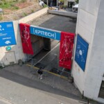 L'entrée vu de haut - avec à gauche Hervé Kremlin et à droite Jean-Michel Bîcetre