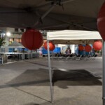 Ambiance nocturne particulière dans la cour