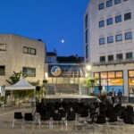 La scène, sous la surveillance de la lune