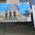 Ils posent fièrement devant un château, bravo à eux