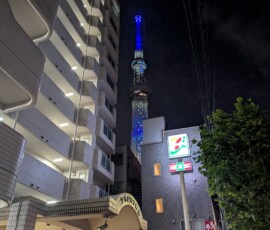 La Skytree menaçante au dessus d'un humble 7/11