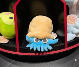 Une peluche Amonita géante - pas de place dans ma valise, mais elle en aura dans mon coeur...