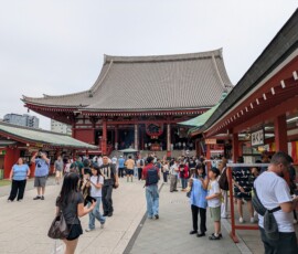 Le temple et des touristes par dizaine