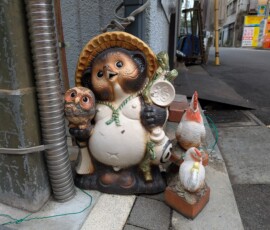 Tanuki protégeant (?) joyeusement une boutique