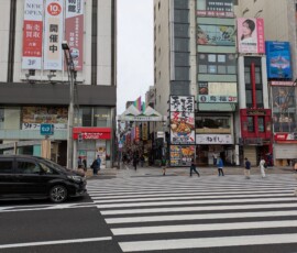 L'entrée d'une des nombreuses rues commerçantes du quartier