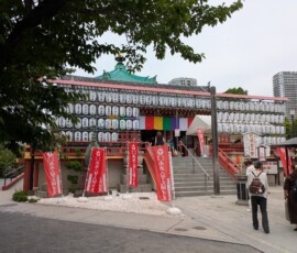 Le temple du parc, caché derrière de très nombreux sponsors