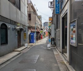 J'avoue développer une ptite fascination pour les "petites rues" japonaise. Si mystérieuses, si calmes...