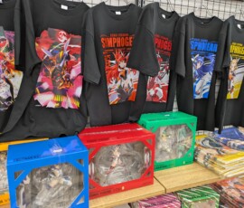 Les t-shirts à gauche sont très cools (illustrations inédites de Yoshii Dan, chara-designer original) mais sont surtout très en rupture
