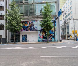 DU COUP - je me demandais pourquoi ce batiment random avait une déco SAO Alicization, mais en fait c'est des créateurs de pachinko ! Et du coup ils ont lancés y'a 2 ans un pachinko SAO 🤓