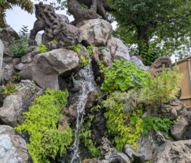 Très jolie cascade et sculptures à l'entrée du sanctuaire