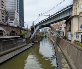 Cours d'eau urbain bien comme j'aime